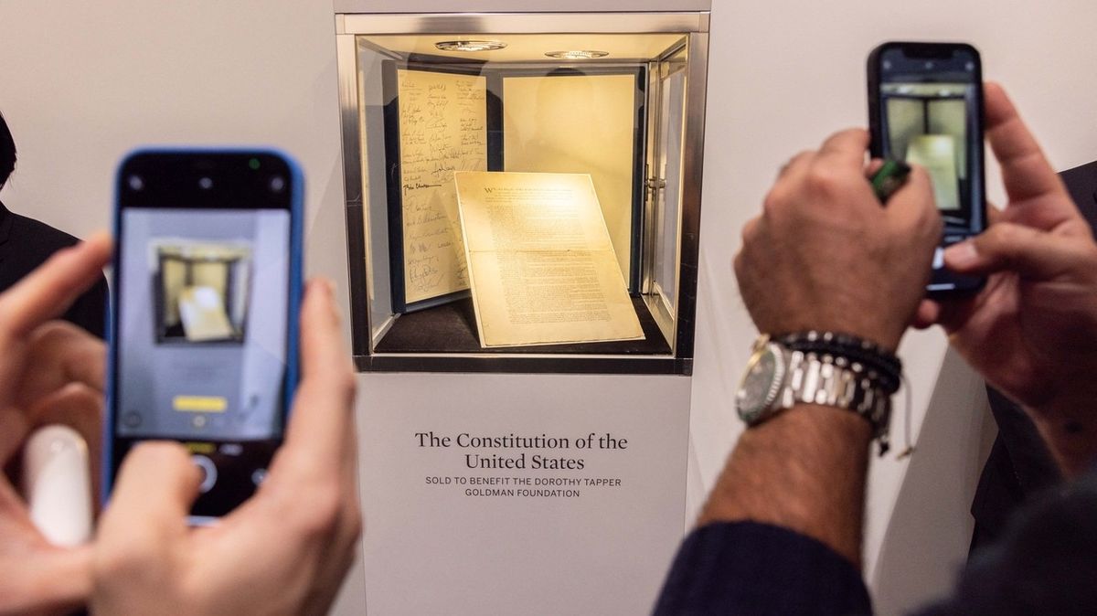 Extrémně vzácná kopie americké ústavy se prodala za skoro miliardu korun